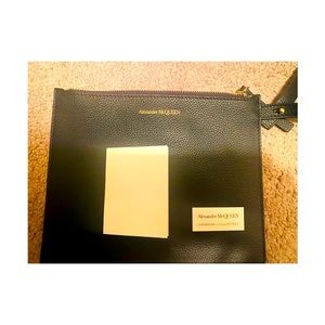 🔥 NWT ALEXANDER MCQUEEN Black leather clutch🔥